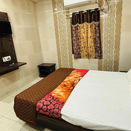 Hotel Shree Nath - 200 Meters From Dwarkadhish Temple ภายนอก รูปภาพ