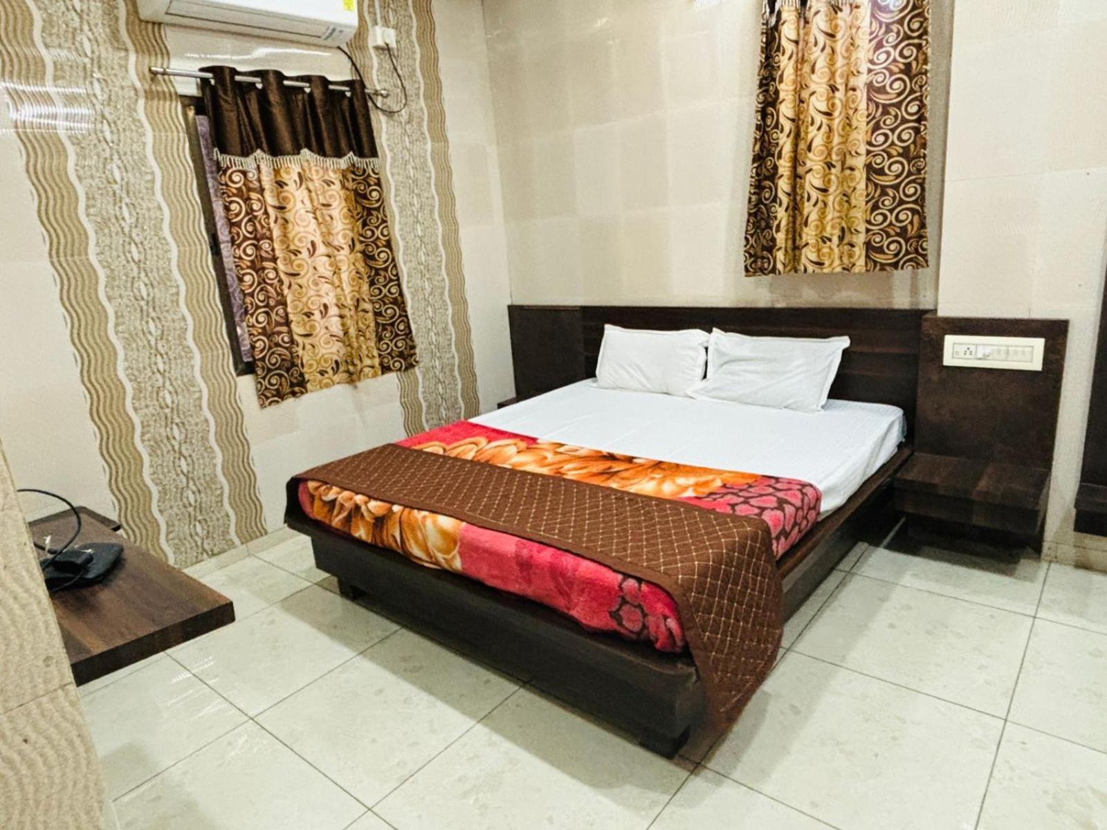 Hotel Shree Nath - 200 Meters From Dwarkadhish Temple ภายนอก รูปภาพ
